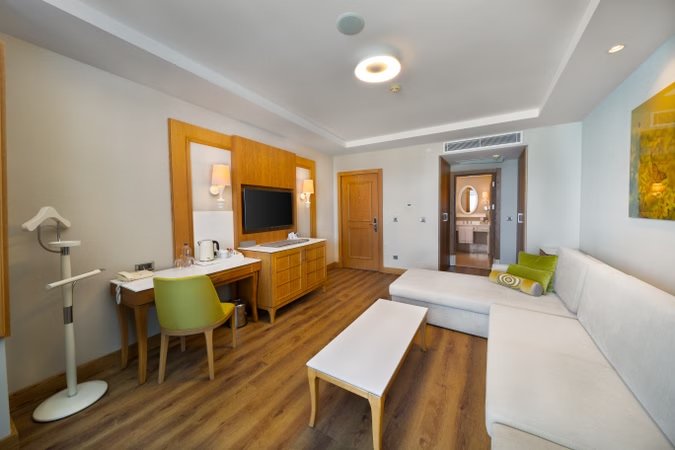 Deluxe Suit Kara Ve Golf Manzaralı Oda