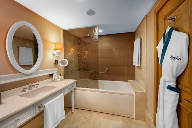 Deluxe Suit Kara Ve Golf Manzaralı Oda