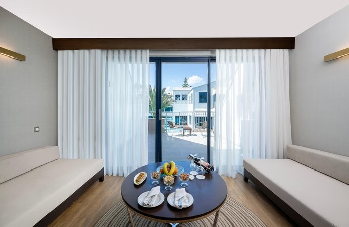 Deluxe Superior Havuz Manzaralı
