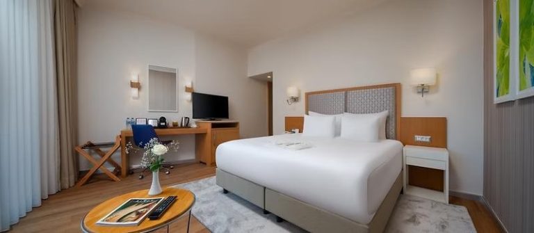 Standart Geniş Oda Bahçe Manzaralı French Balkonlu Oda