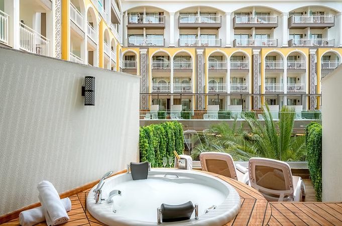 Teras Jakuzili Deniz Manzaralı Oda